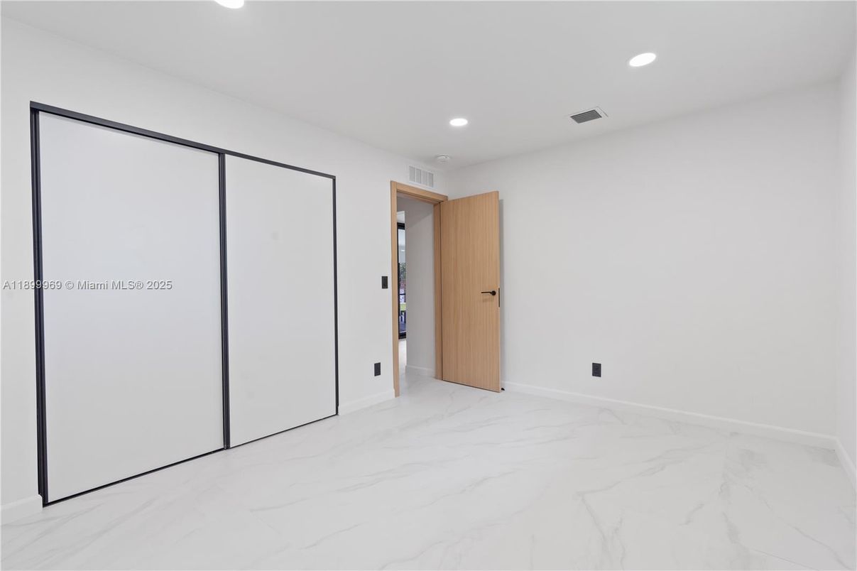 Empty room, Interior, Marble, Recessed Lighting