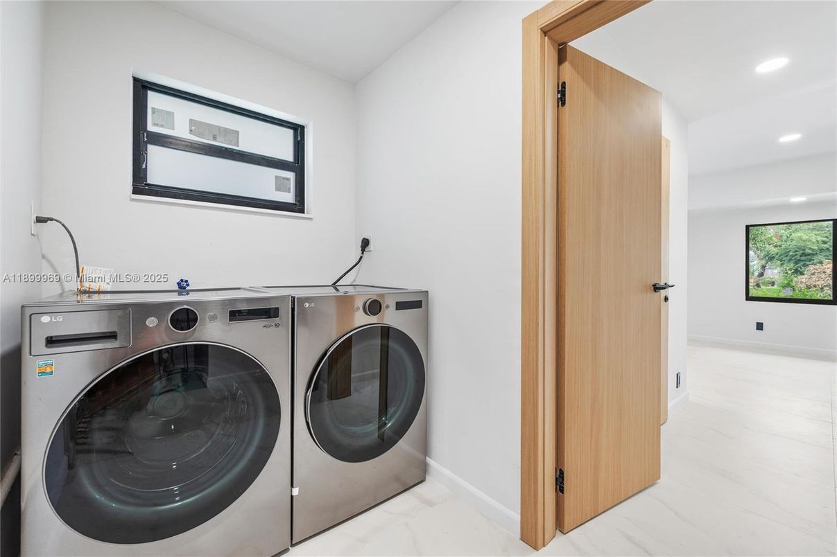 Interior, Marble, Recessed Lighting, Washer