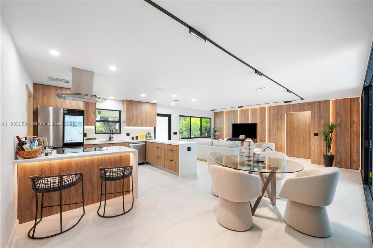 Dining room, Interior, Kitchen, Recessed Lighting, Stainless Steel Appliances