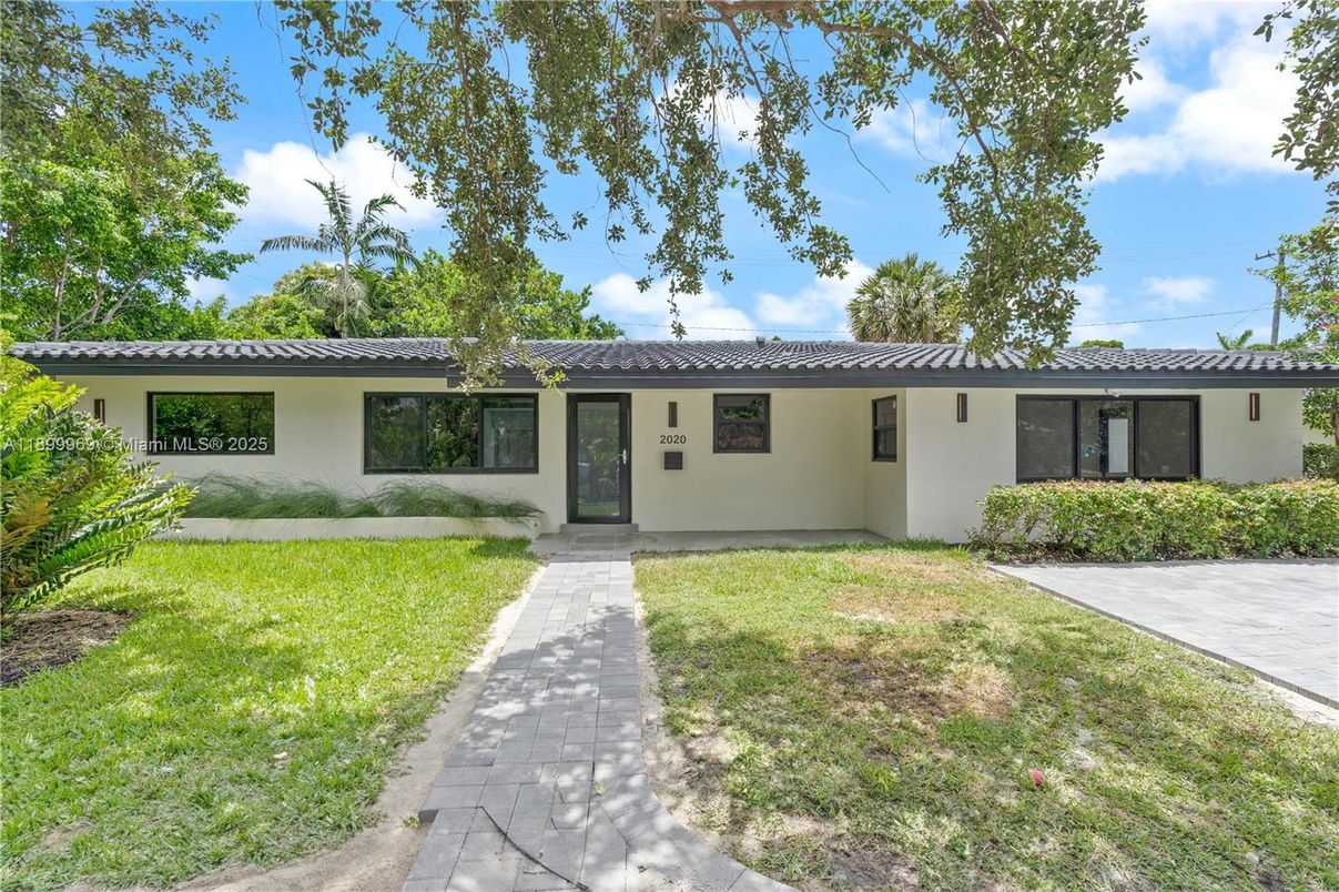 Backyard, Exterior, Facade, Ranch