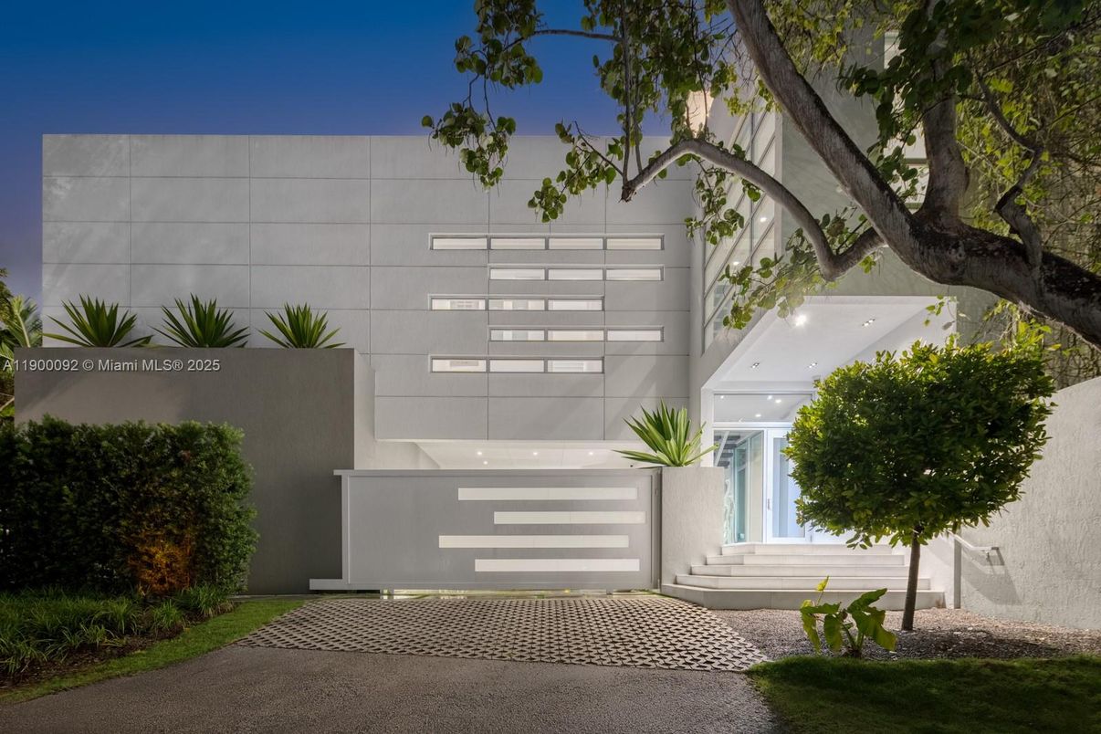 Attached, Exterior, Facade, Modern