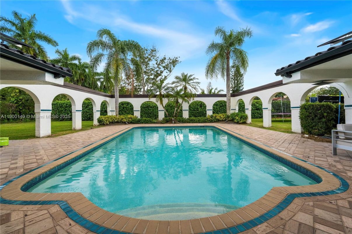 Exterior, Pool