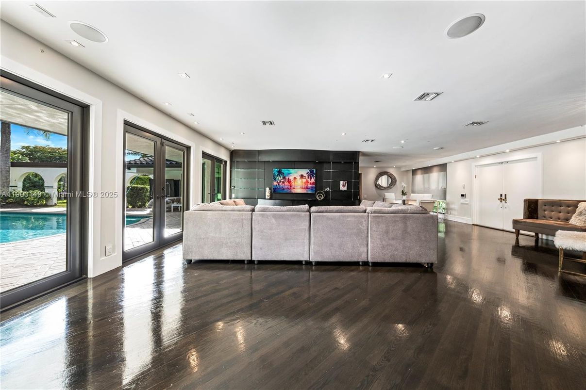 Interior, Living room, Recessed Lighting, Wood Texture Flooring