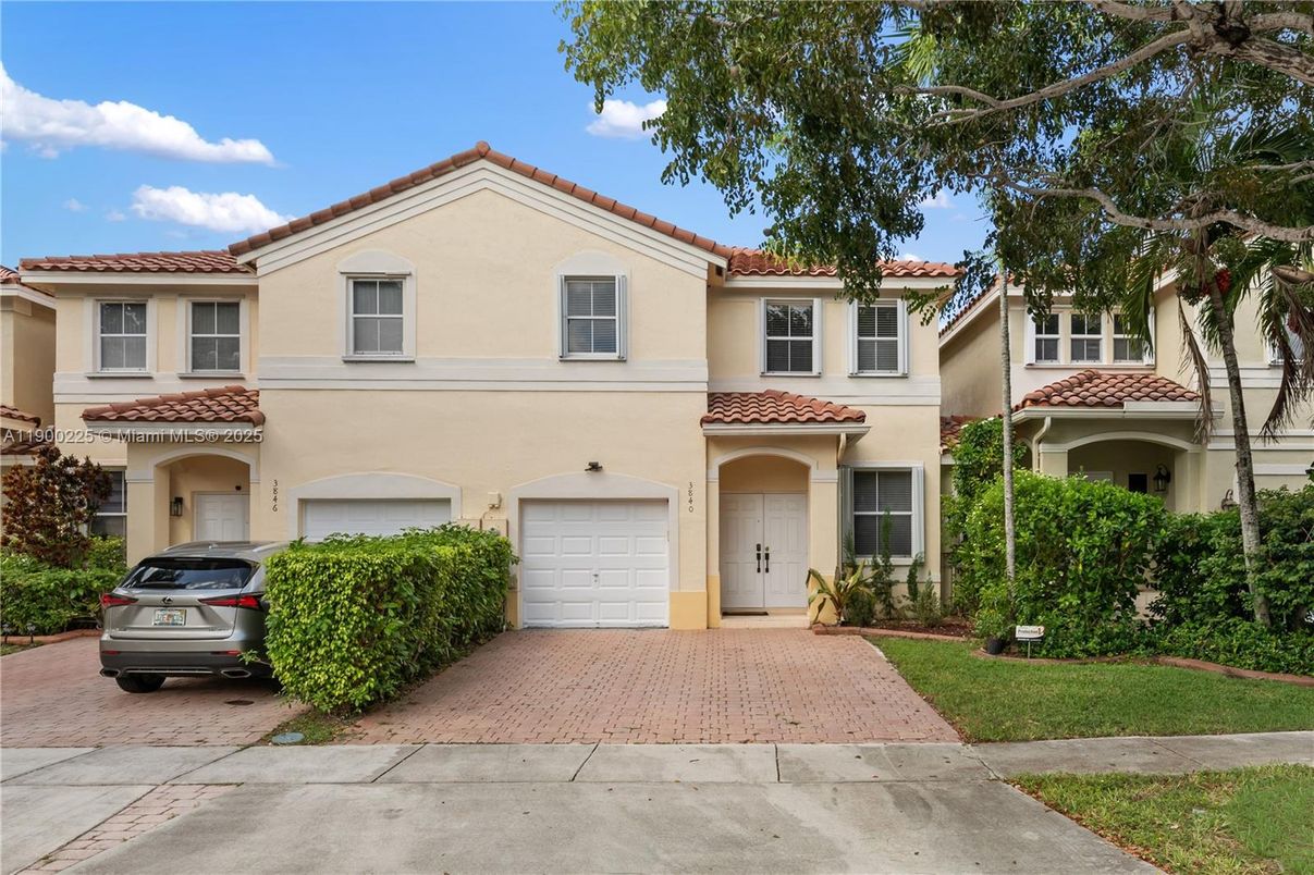 Attached, Exterior, Facade, Mediterranean