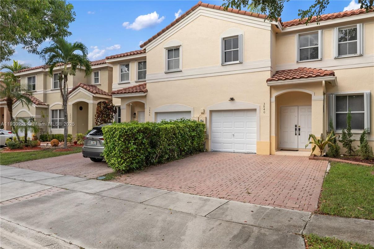 Attached, Exterior, Facade, Mediterranean