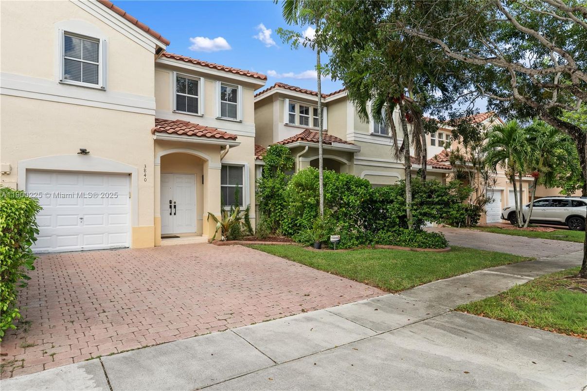 Attached, Exterior, Facade, Mediterranean