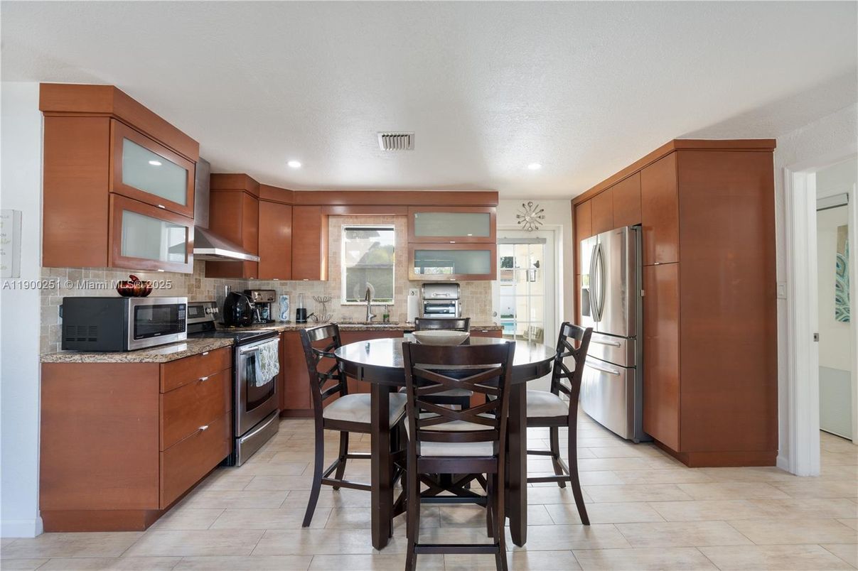 Dining room, Interior, Kitchen, Recessed Lighting, Stainless Steel Appliances