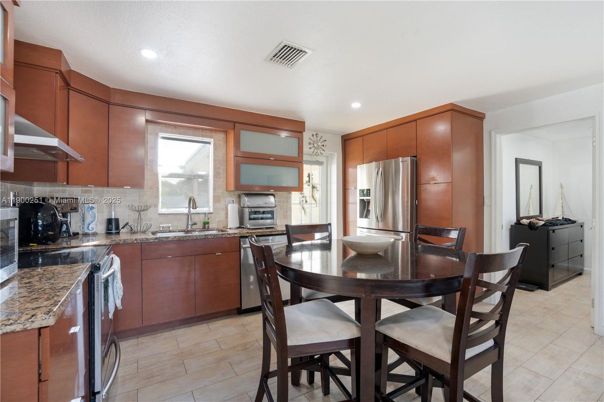 Dining room, Interior, Kitchen, Recessed Lighting, Stainless Steel Appliances