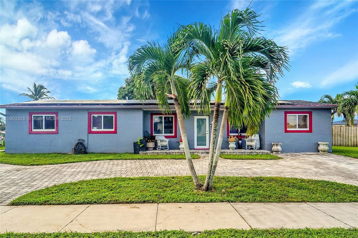Exterior, Facade, Ranch