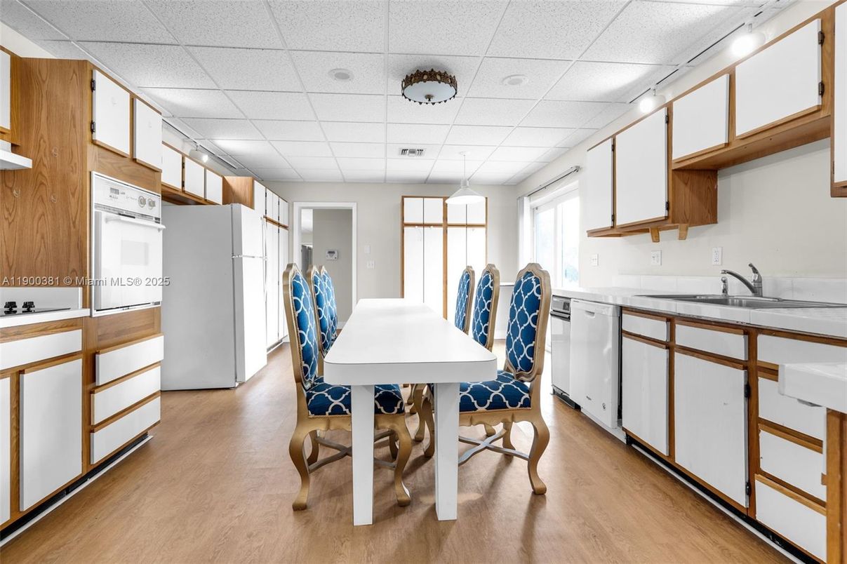 Dining room, Interior, Kitchen, Pendant Lights, Wood Texture Flooring