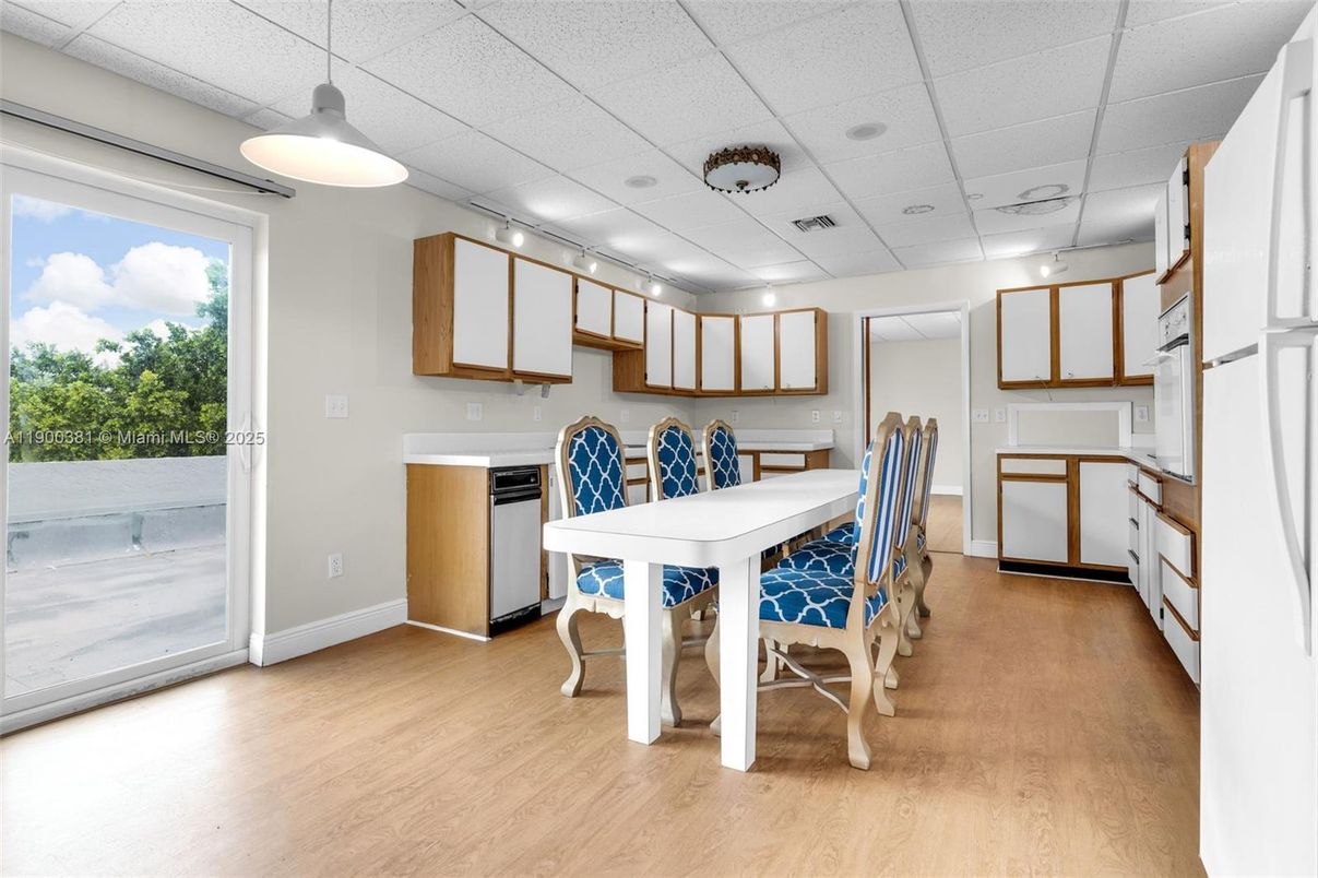 Dining room, Interior, Kitchen, Pendant Lights, Recessed Lighting, Wood Texture Flooring