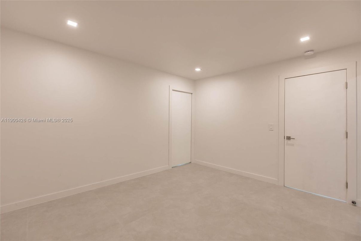 Empty room, Interior, Recessed Lighting