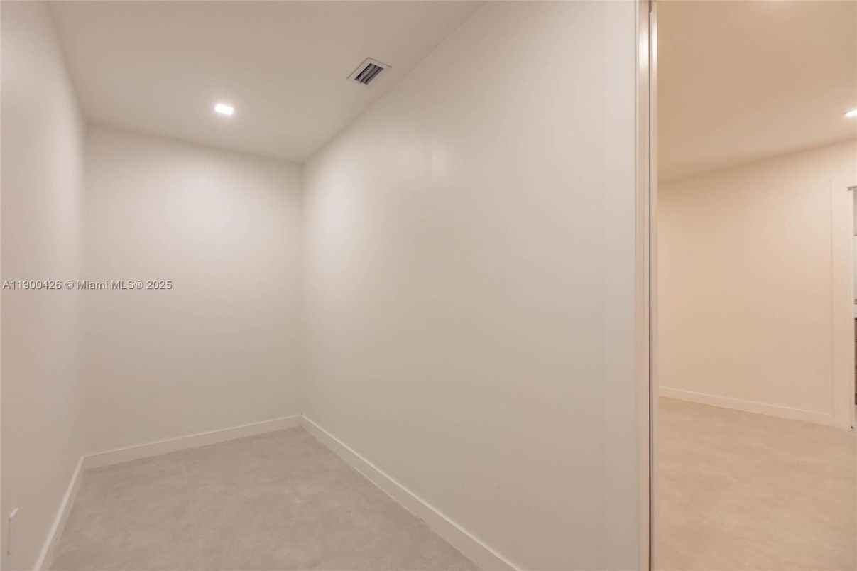 Empty room, Interior, Recessed Lighting