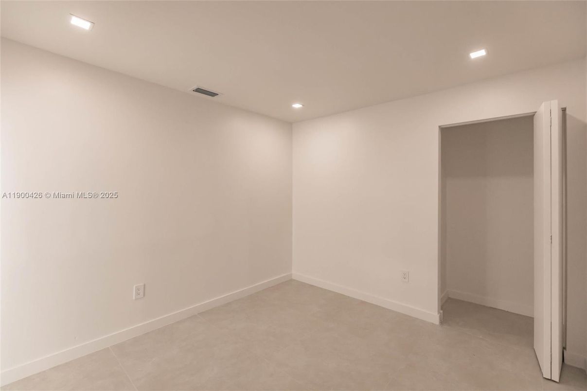 Empty room, Interior, Recessed Lighting