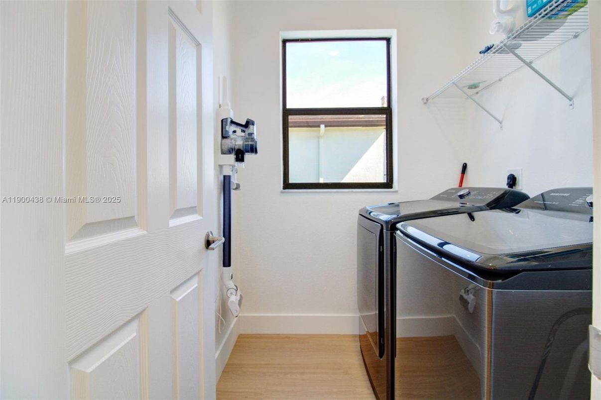 Interior, Washer, Wood Texture Flooring