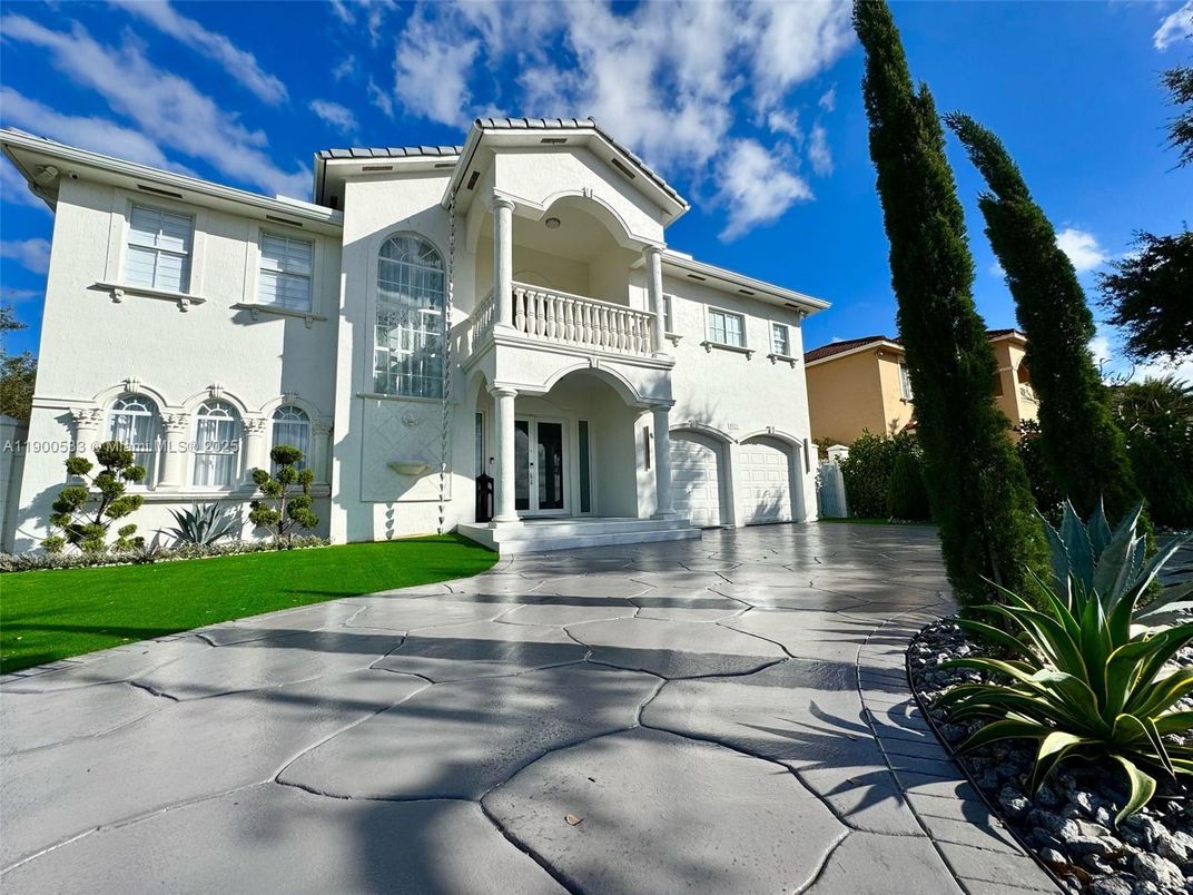 Exterior, Facade, Mediterranean