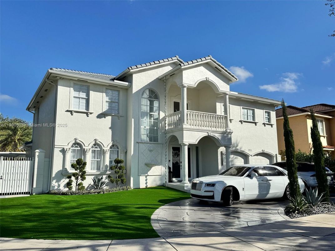 Exterior, Facade, Mediterranean