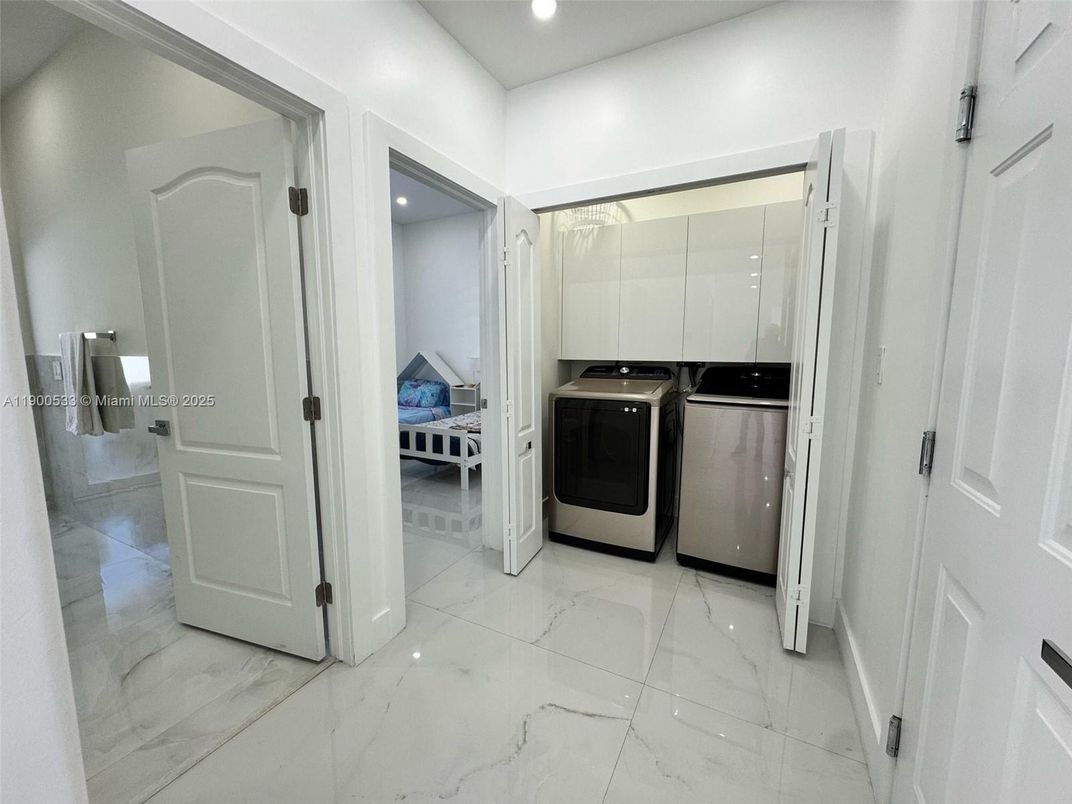 Bedroom, Interior, Marble, Recessed Lighting, Washer