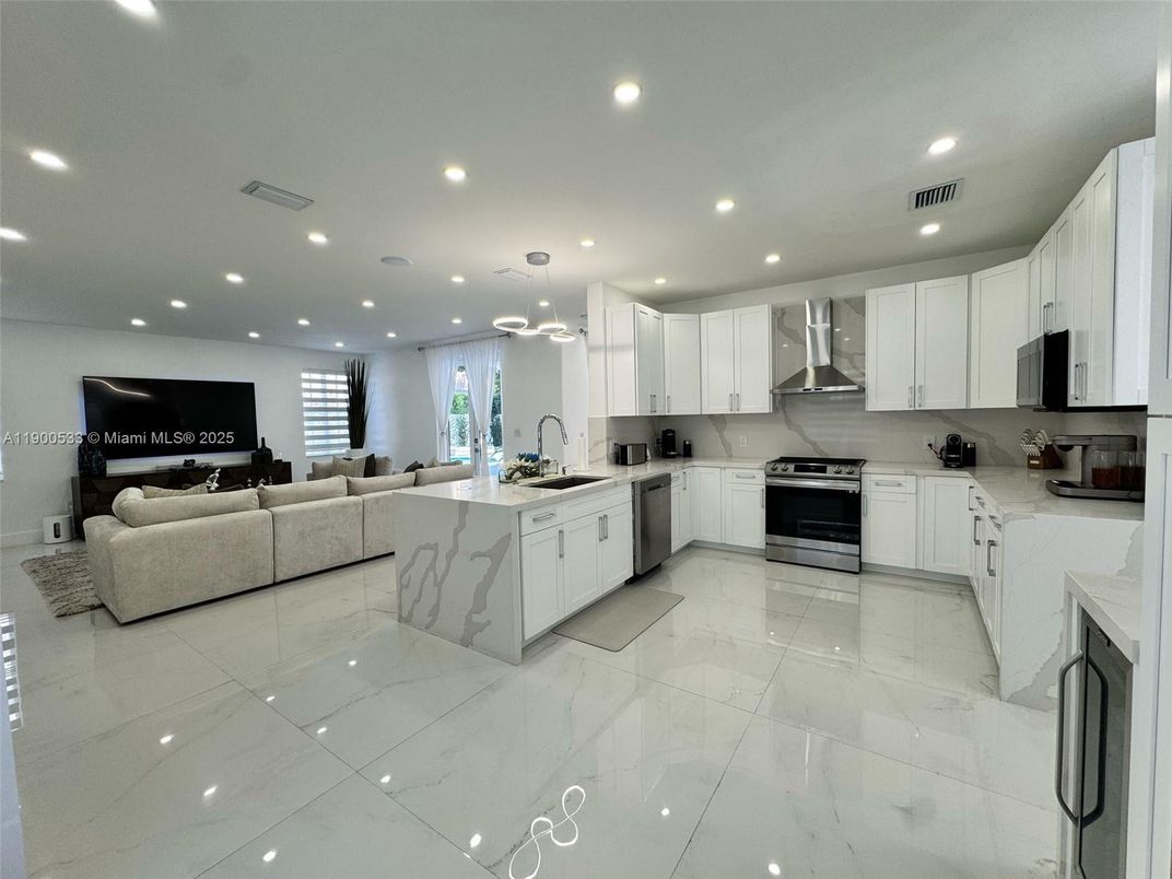 Interior, Kitchen, Living room, Marble, Pendant Lights, Recessed Lighting, Stainless Steel Appliances