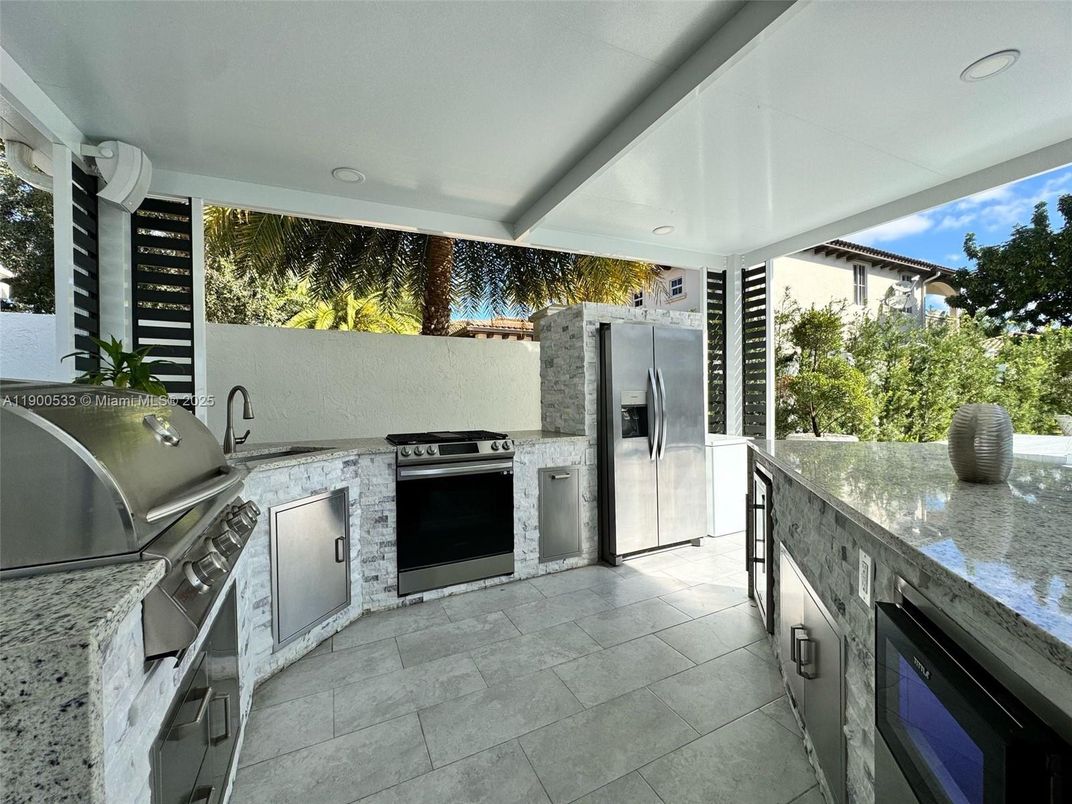 Exterior, Outdoor Kitchen, Stainless Steel Appliances
