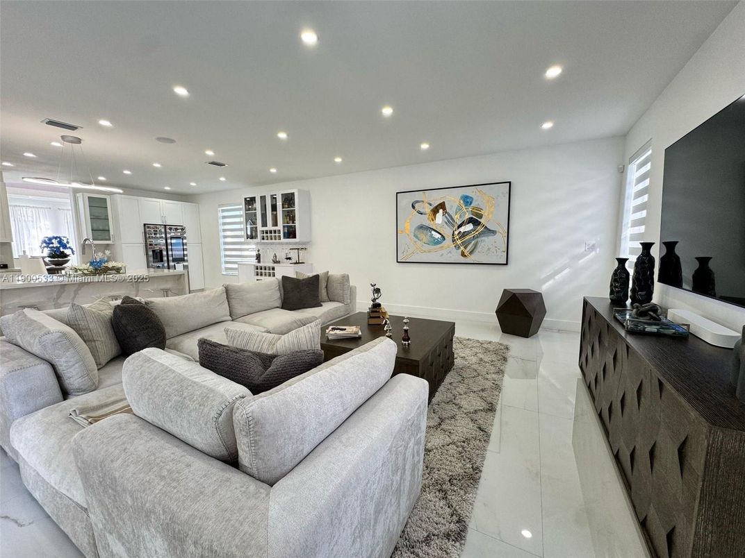 Interior, Living room, Pendant Lights, Recessed Lighting