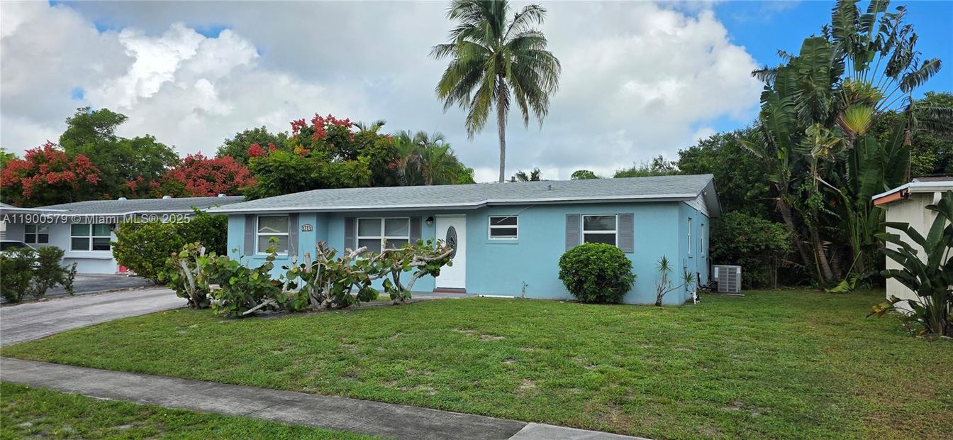 Backyard, Exterior, Facade, Ranch