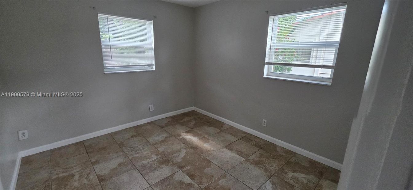 Empty room, Interior