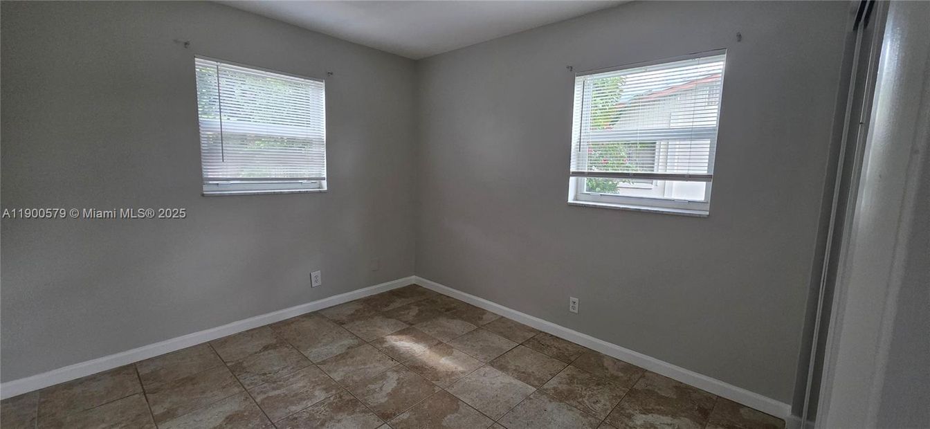 Empty room, Interior