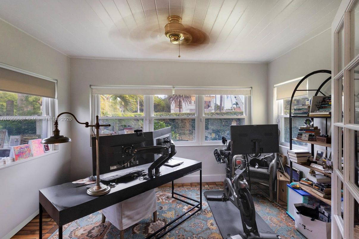 Home Office, Interior