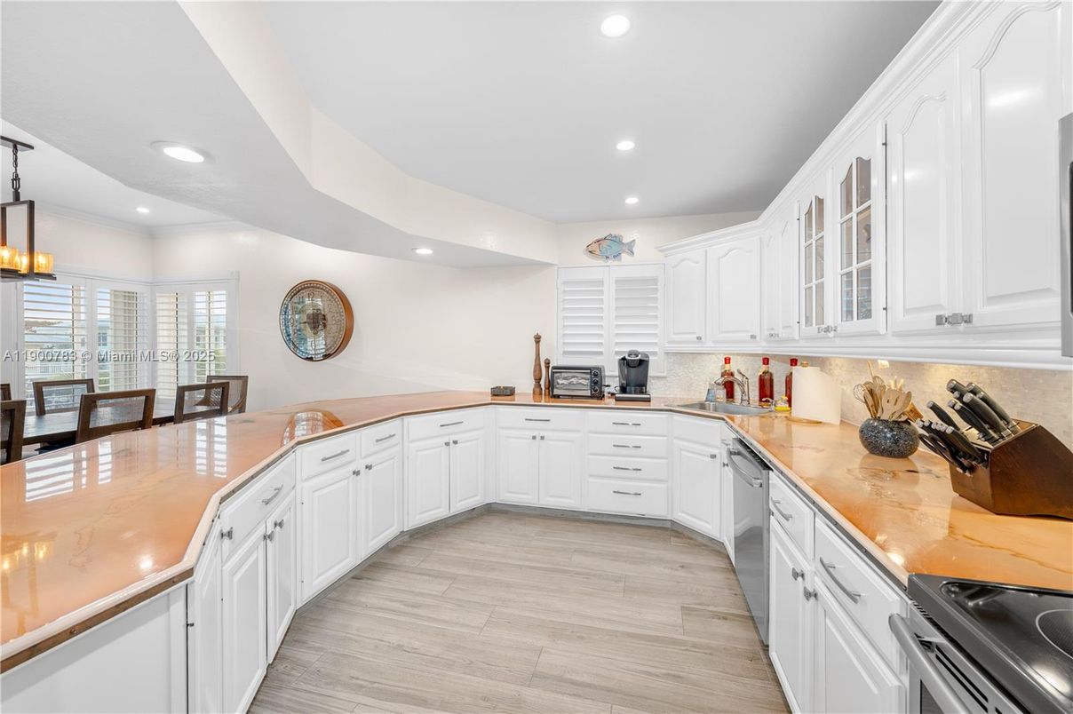 Chandelier, Dining room, Interior, Kitchen, Pendant Lights, Recessed Lighting, Wood Texture Flooring