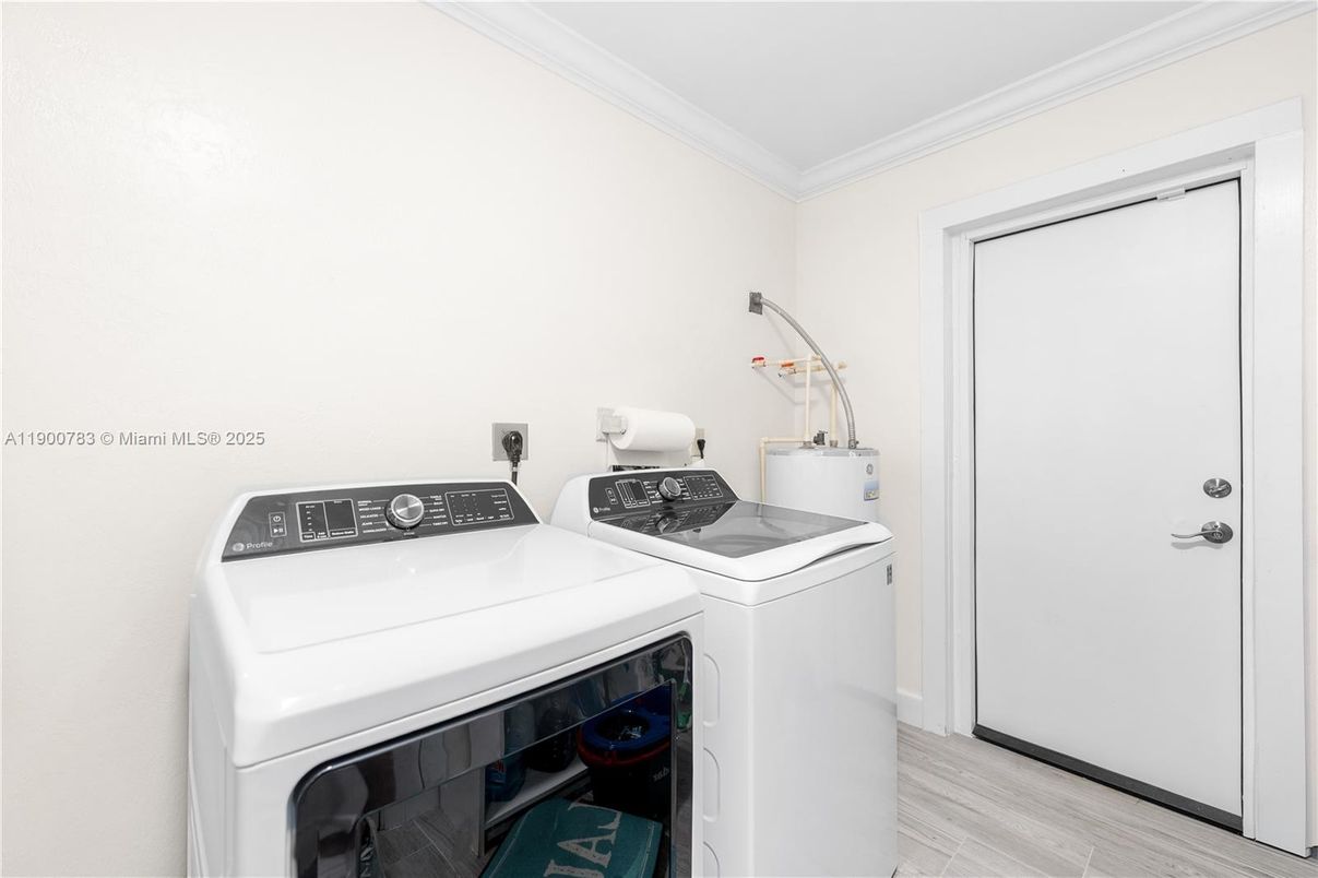Interior, Washer, Wood Texture Flooring