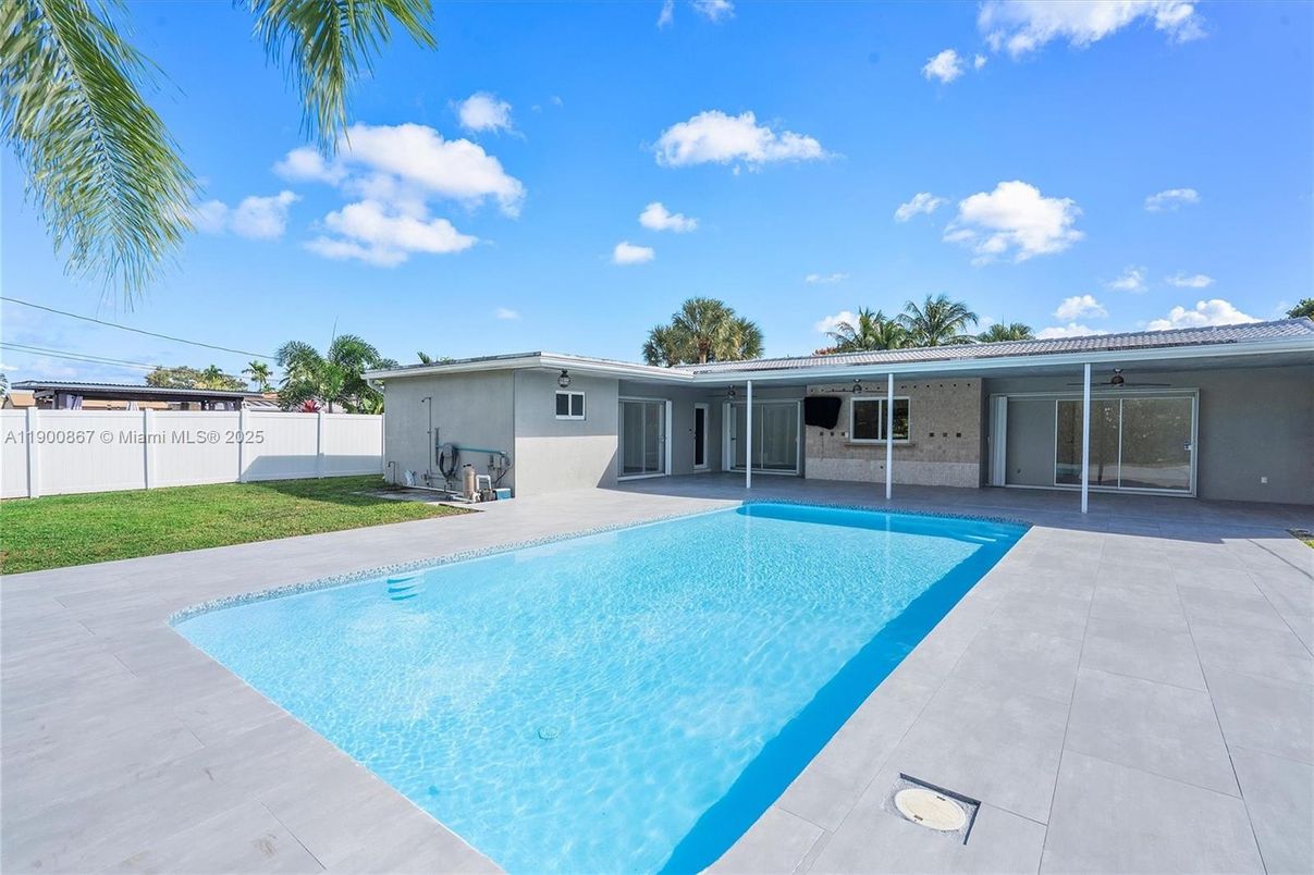 Exterior, Pool