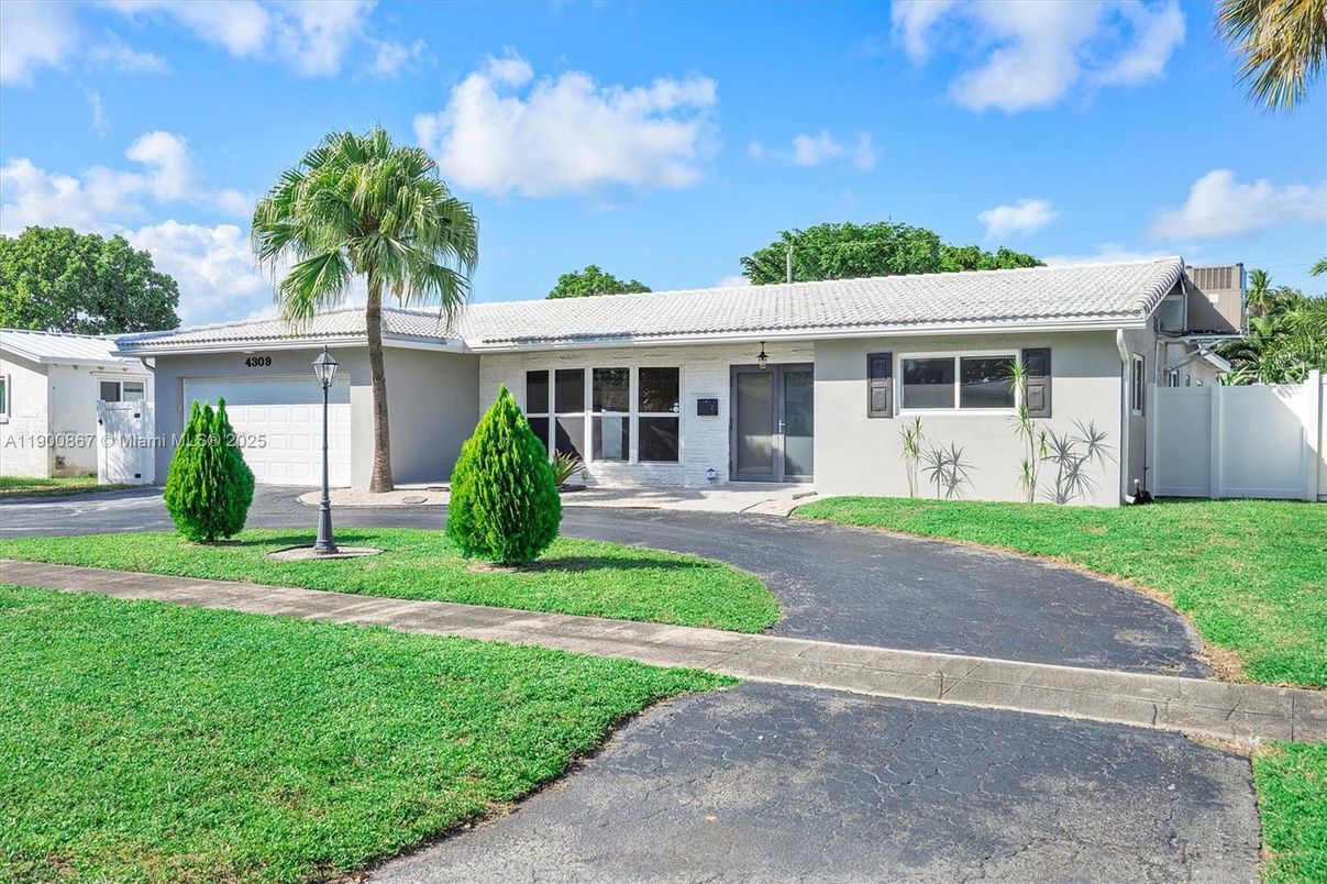 Attached, Exterior, Facade, Ranch