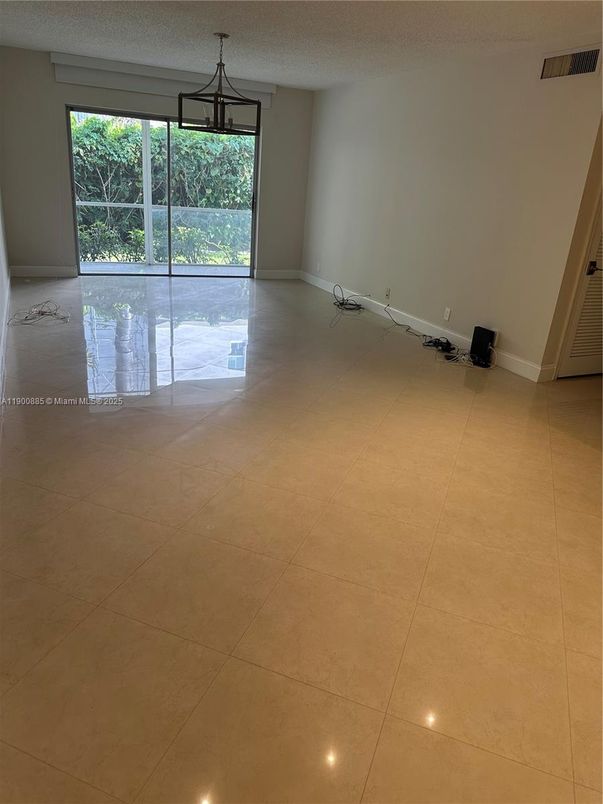 Empty room, Interior