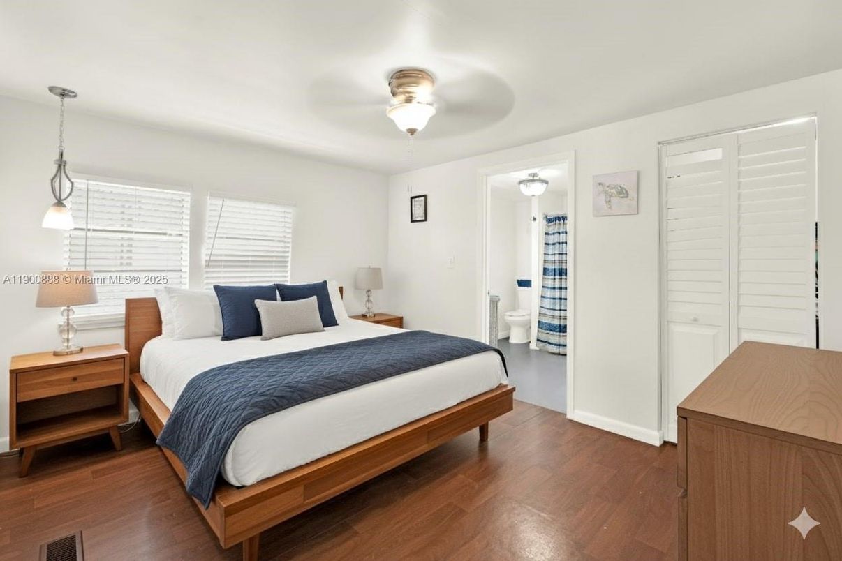 Bedroom, Interior, Pendant Lights, Wood Texture Flooring