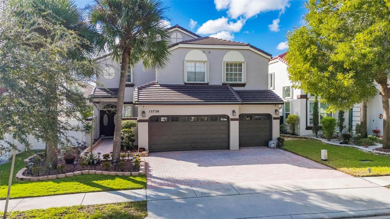 Attached, Exterior, Facade, Mediterranean