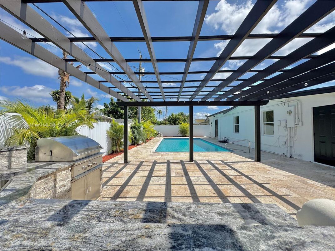 Exterior, Outdoor Kitchen, Pool