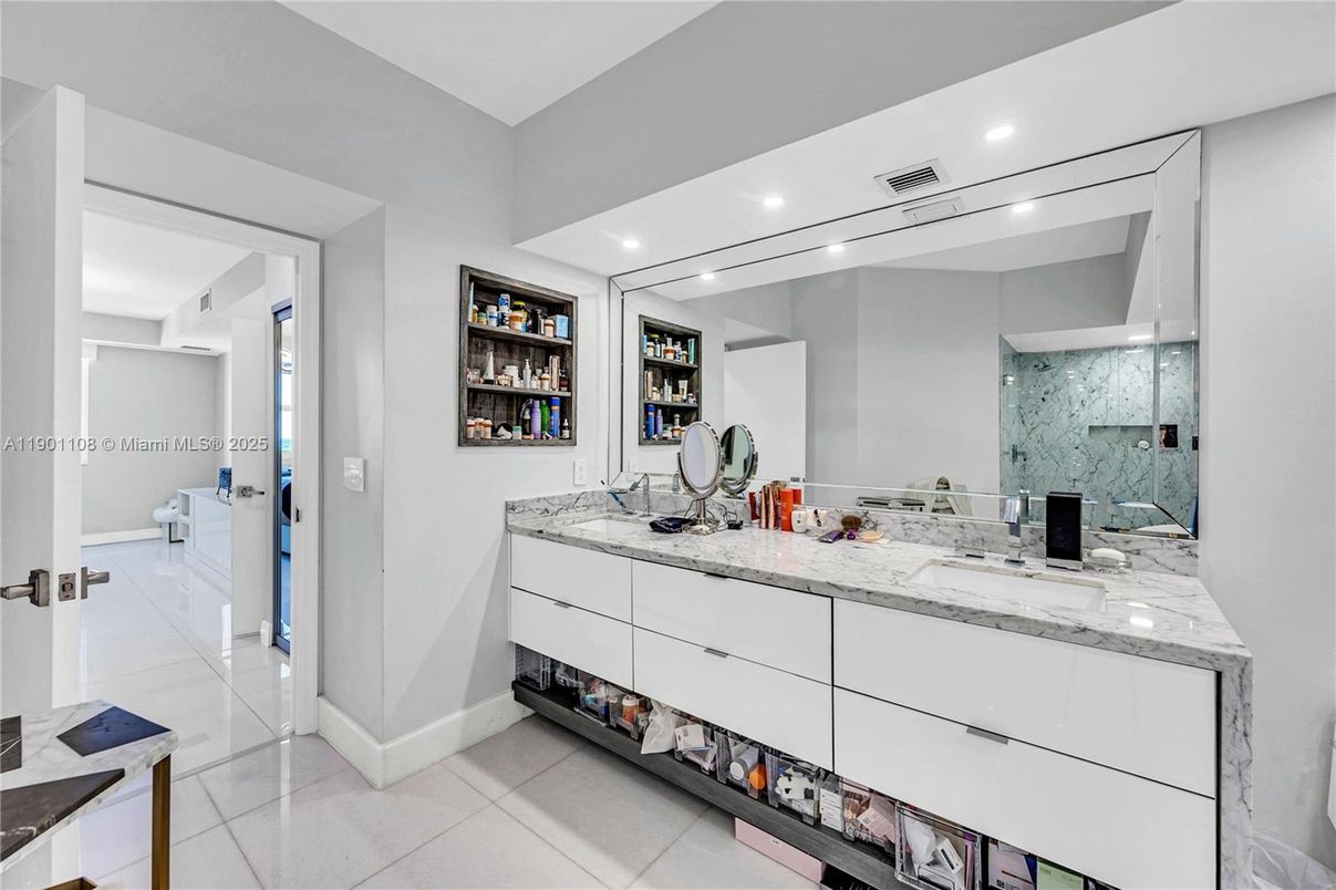 Bathroom, Dual Sink Vanities, Interior, Recessed Lighting