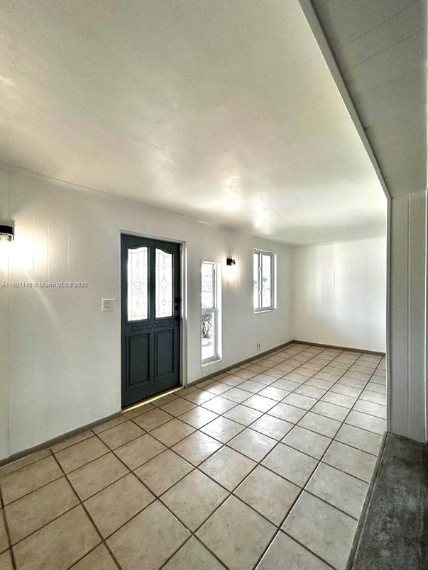 Empty room, Interior