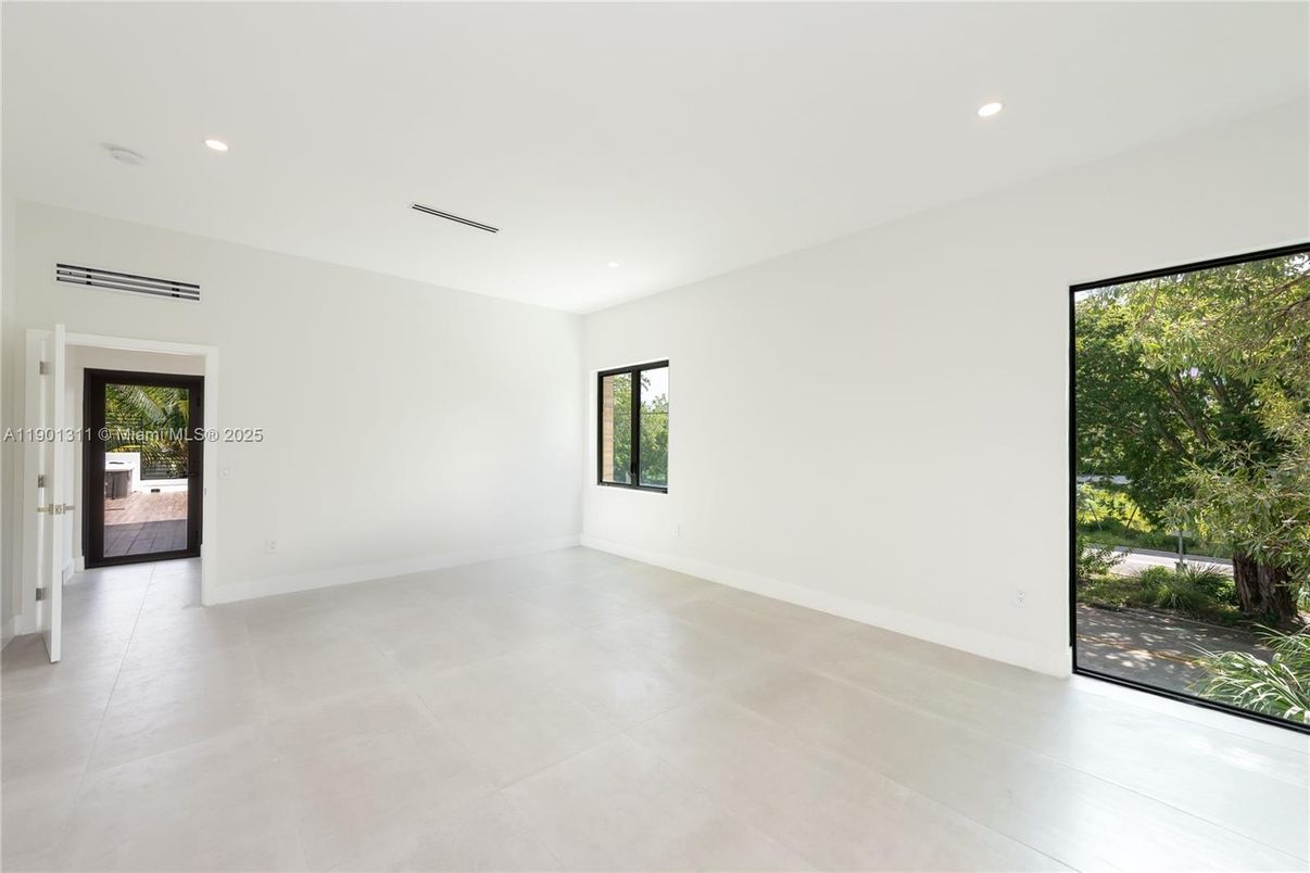 Empty room, Interior, Recessed Lighting