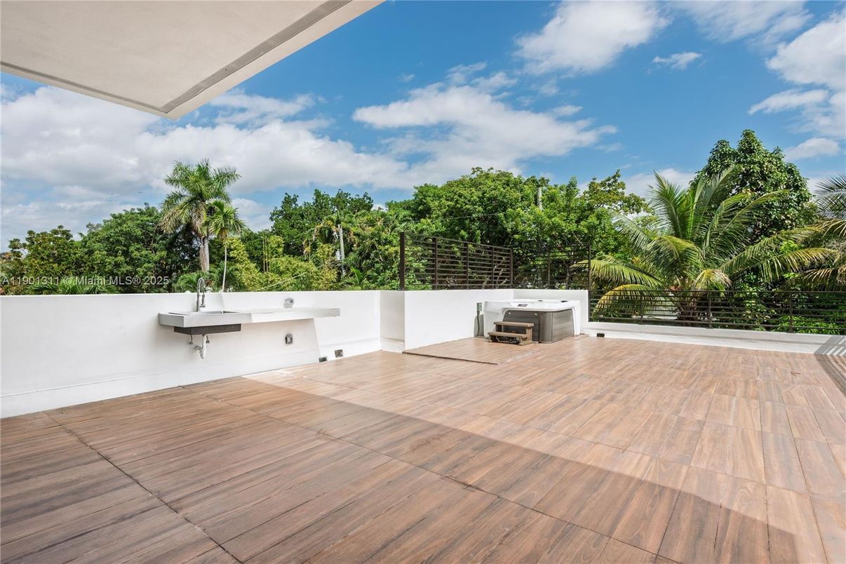 Exterior, Outdoor Kitchen