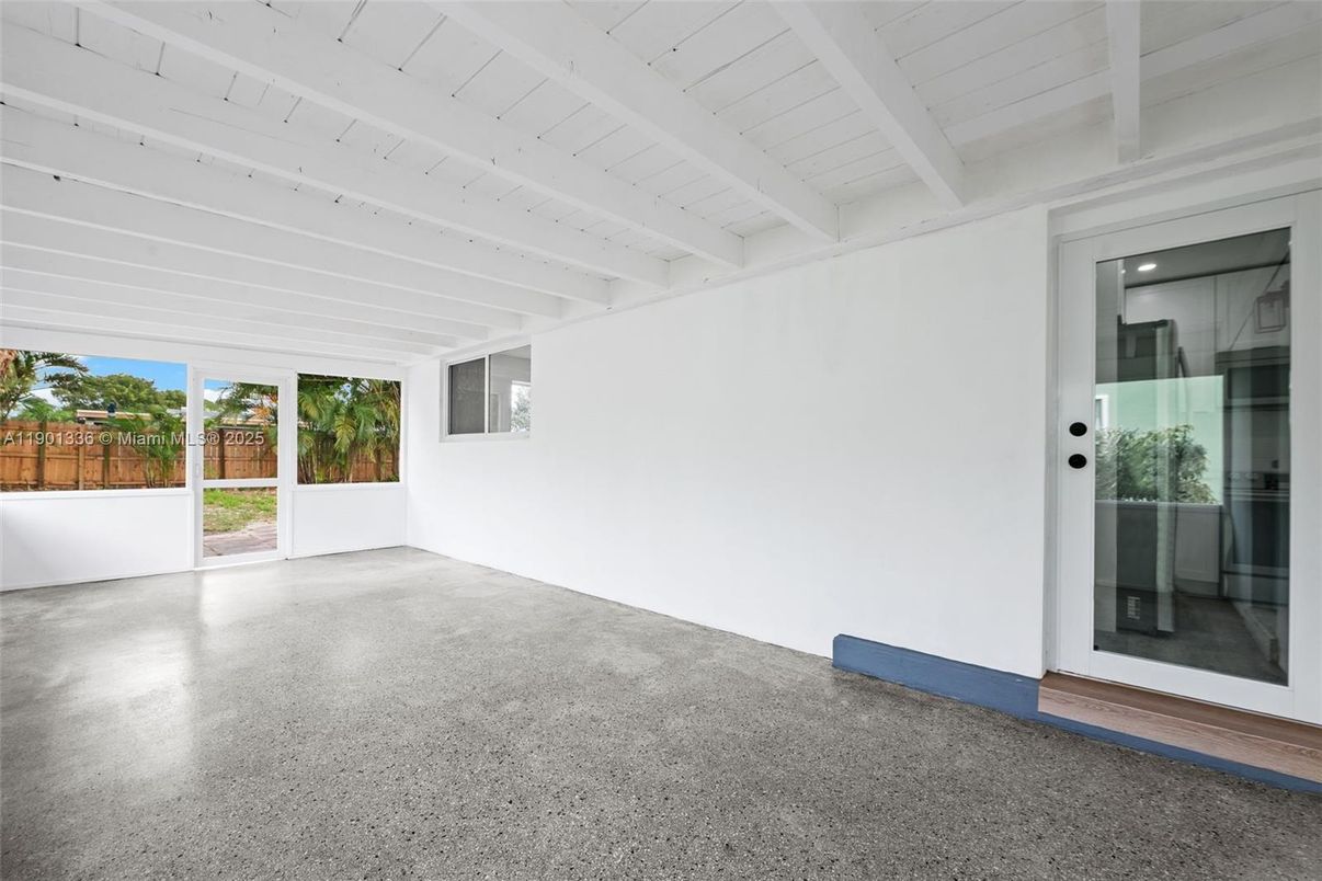 Empty room, Interior