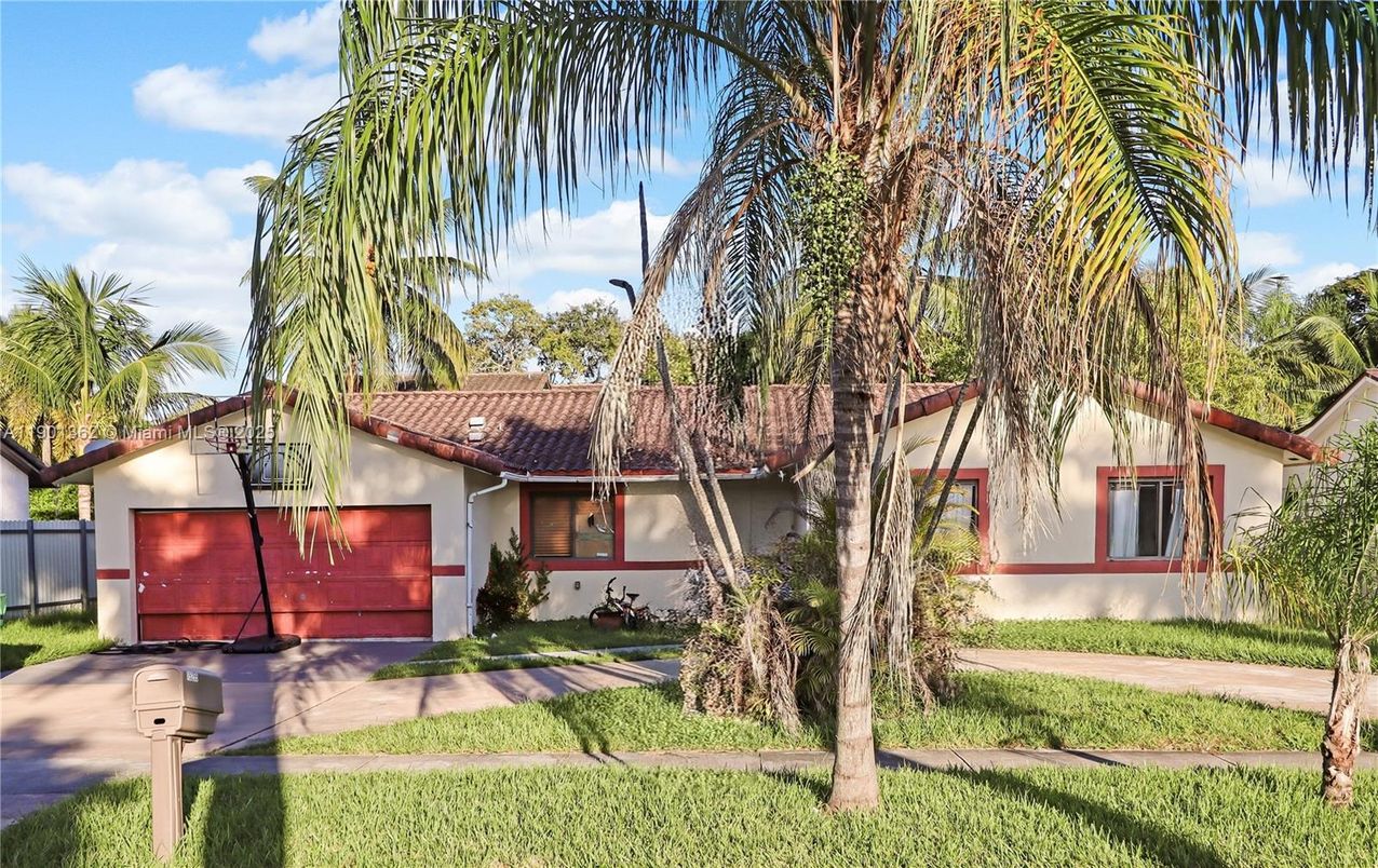 Attached, Exterior, Facade, Spanish Mediterranean