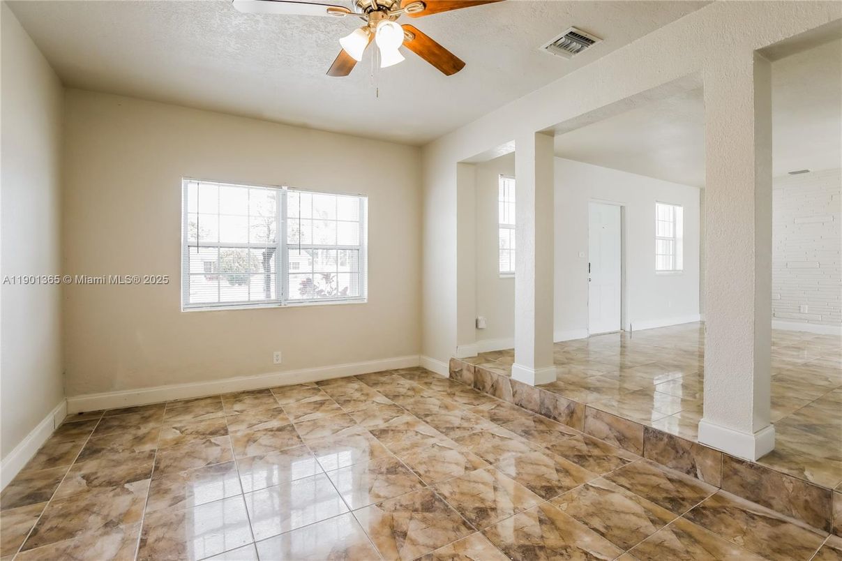 Empty room, Interior