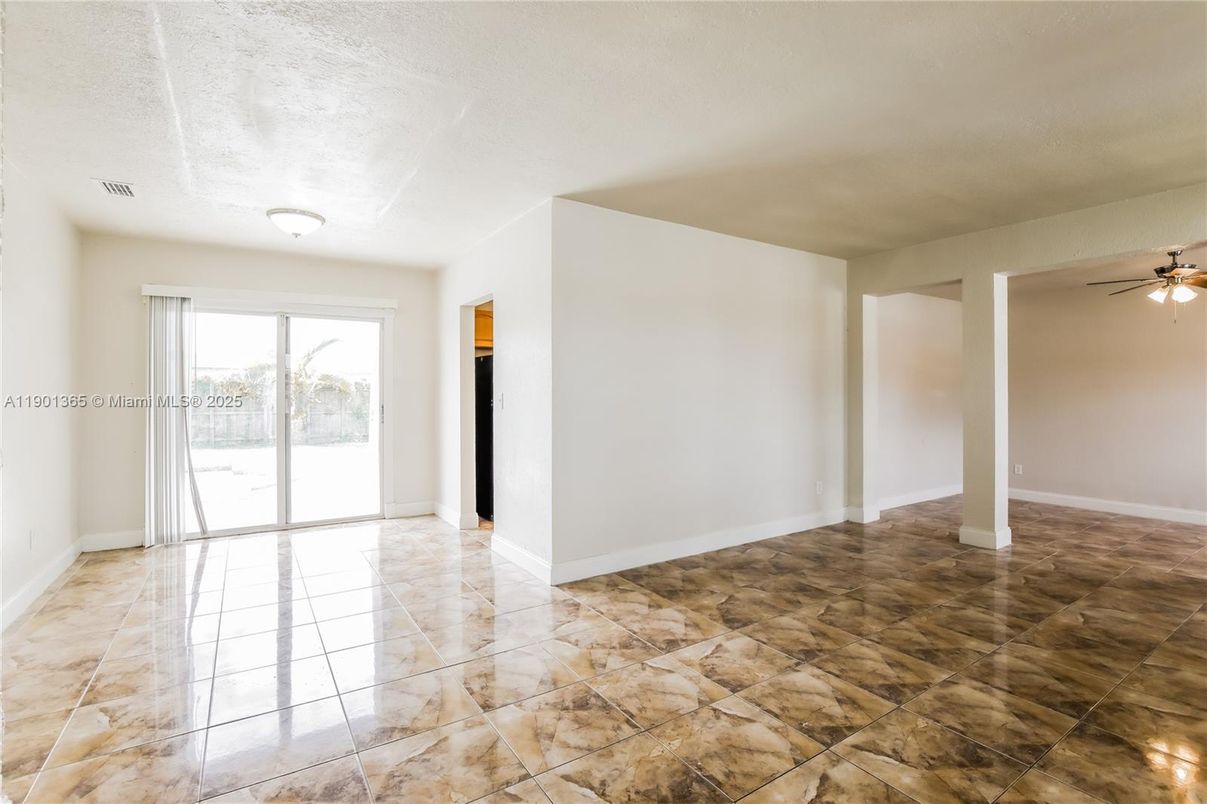 Empty room, Interior