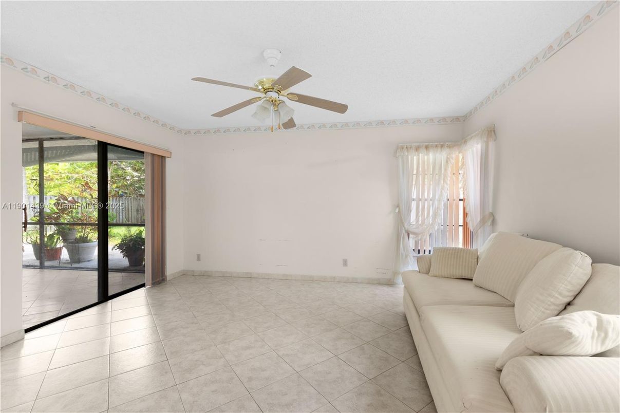 Empty room, Interior