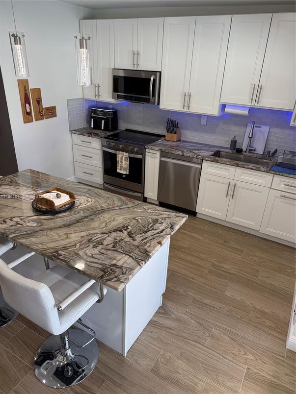 Interior, Kitchen, Pendant Lights, Wood Texture Flooring