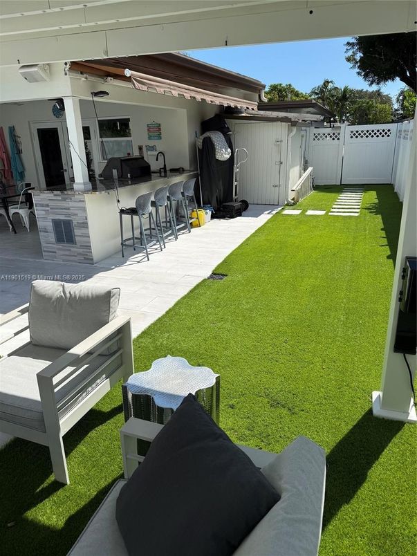 Backyard, Exterior, Outdoor Kitchen