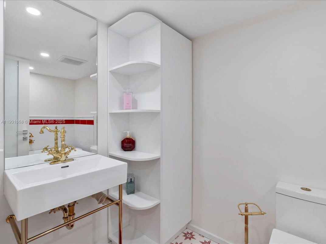 Bathroom, Interior, Recessed Lighting