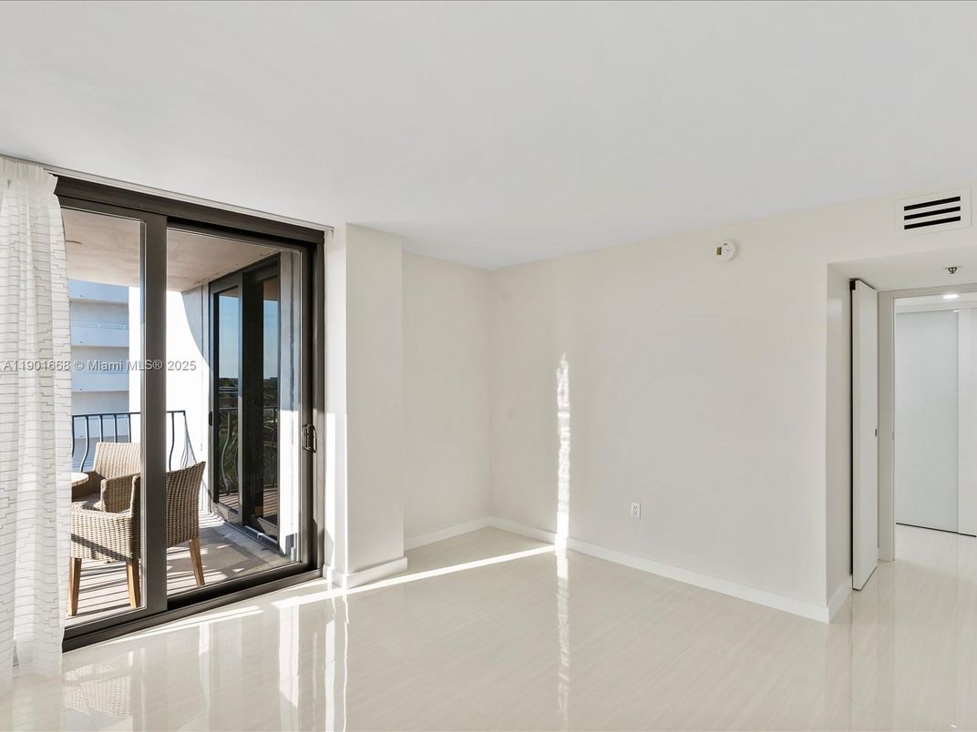 Empty room, Interior, Water